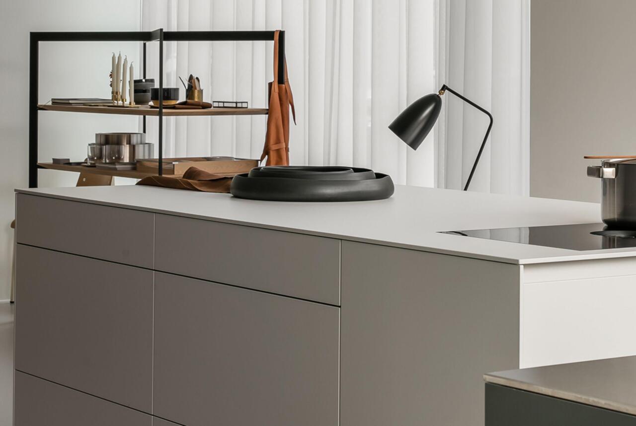 Wit keukeneiland met erachter een gedecoreerde bulthaup b Solitaire kast.