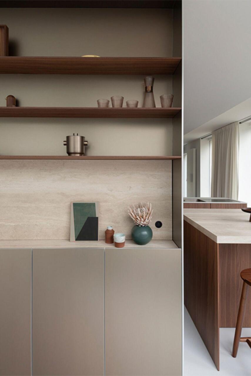 Een keuken als leefruimte met kook- en ziteiland en hoge kastenmodule.
fineer notelaar - keramisch werkblad - alpinewit laminaat - alu zandbeige