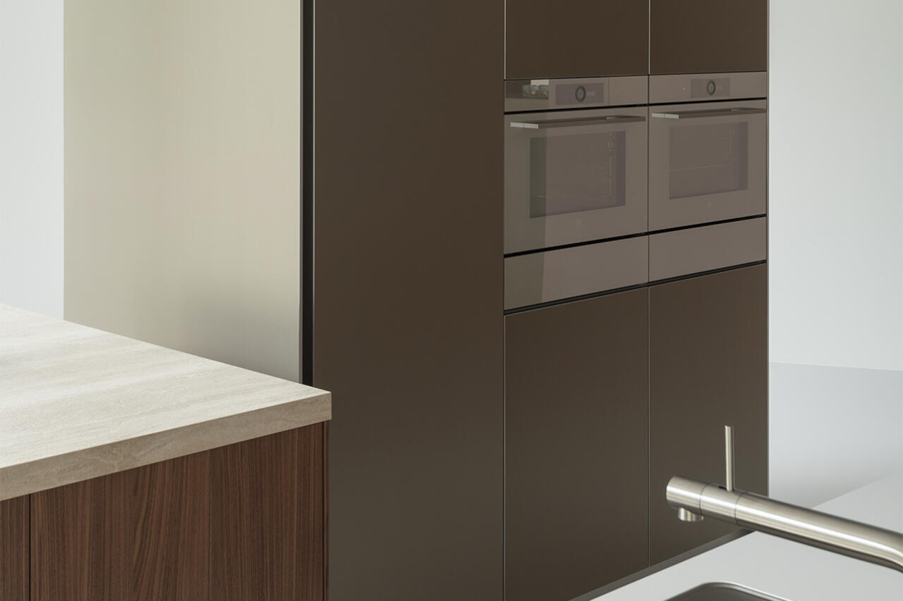 Een detail van enkele V-Zug toestellen in de showroom. Ze zitten ingebouwd in een hoge kastenwand.
